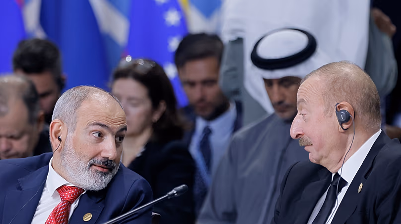 Der armenische Premierminister Nikol Pashinyan (links) und der aserbaidschanische Präsident Ilham Aliyev nehmen an der Sitzung im Outreach/BRICS-Plus-Format auf dem BRICS-Gipfel teil