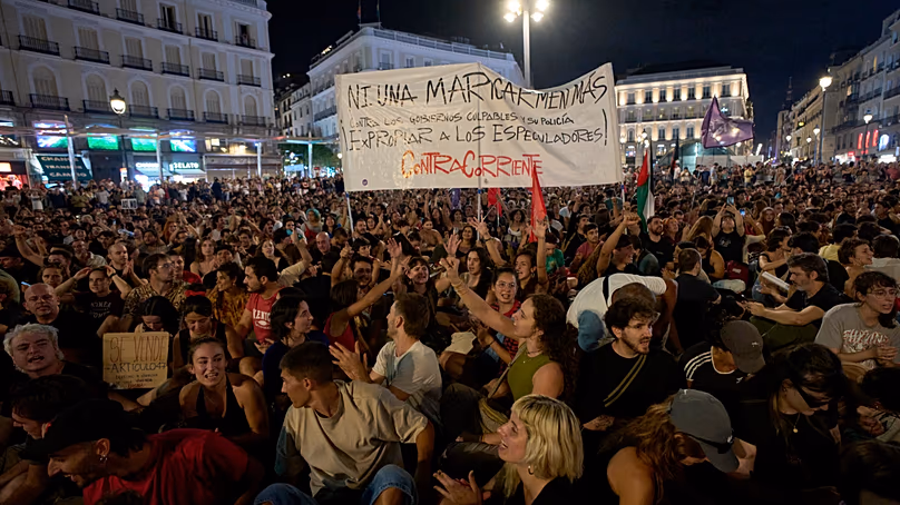 Am 26. September 2026 protestieren Menschen nach der Räumung Maricarmens in Madrid, Spanien, um strengere Gesetze zum Schutz der Mieter zu fordern.