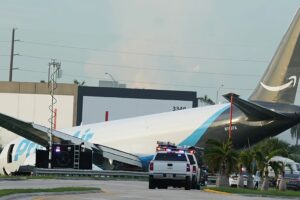 Amazon-Frachtflugzeug schießt über Landebahn von Miami hinaus, mindestens fünf Tote