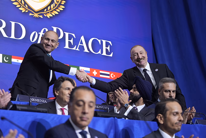 Armeniens Premierminister Nikol Pashinyan (links) und der Präsident Aserbaidschans, Ilham Aliyev (rechts), schütteln sich während einer Sitzung des Friedensausschusses in Washington im Februar 2026 die Hand