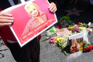 Blumen und Erinnerungen: Fans würdigen Dolly Parton Fans ehren Dolly Parton in Nashville und Sevierville, während sich das New Yorker Empire State Building nach dem Tod der Country-Musiklegende rosa färbt. 26.08.2026