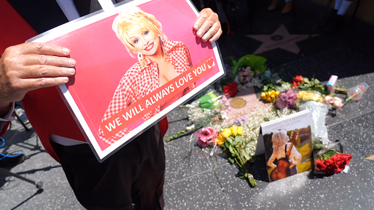 Blumen und Erinnerungen: Fans würdigen Dolly Parton Fans ehren Dolly Parton in Nashville und Sevierville, während sich das New Yorker Empire State Building nach dem Tod der Country-Musiklegende rosa färbt. 26.08.2026
