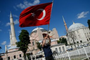 Britischer Mann in Alanya verhaftet, weil er nach einem Streit im Hotel auf die türkische Flagge gespuckt hat