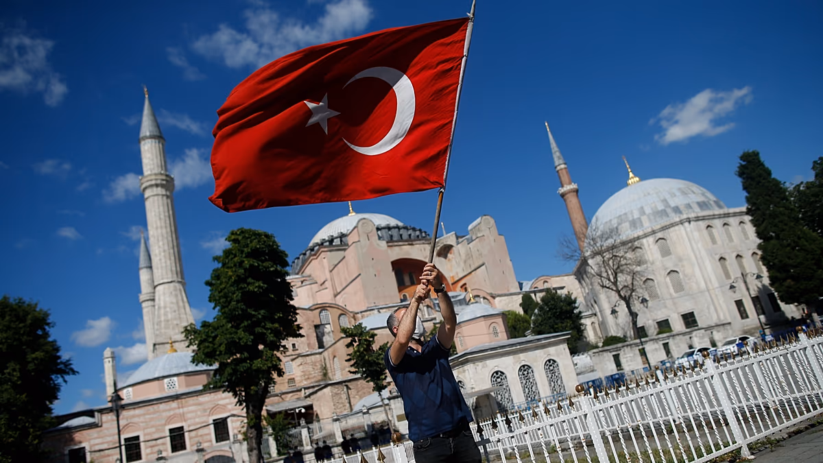 Britischer Mann in Alanya verhaftet, weil er nach einem Streit im Hotel auf die türkische Flagge gespuckt hat
