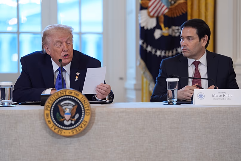 DATEI. US-Präsident Donald Trump liest eine Notiz von US-Außenminister Marco Rubio vor, in der er den stellvertretenden Vorsitzenden von Chevron bei einem Treffen mit Ölmanagern im Januar 2026 sprechen lässt