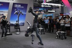 China präsentiert humanoide Roboter der nächsten Generation, während US-Eindämmungsmaßnahmen Unternehmen ins Ausland drängen. Auf der Weltroboterkonferenz am 19. August in Peking stellten mehr als 300 Unternehmen humanoide, Industrie- und Serviceroboter vor und verdeutlichten damit den Vorstoß des Sektors in Fabriken und kommerzielle Einrichtungen. 20.08.2026