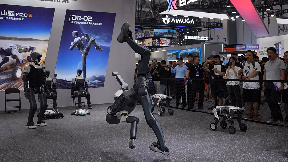 China präsentiert humanoide Roboter der nächsten Generation, während US-Eindämmungsmaßnahmen Unternehmen ins Ausland drängen. Auf der Weltroboterkonferenz am 19. August in Peking stellten mehr als 300 Unternehmen humanoide, Industrie- und Serviceroboter vor und verdeutlichten damit den Vorstoß des Sektors in Fabriken und kommerzielle Einrichtungen. 20.08.2026