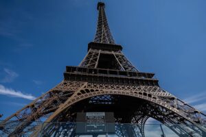 Der Eiffelturm wird im Zuge eines Personalstreiks geschlossen, nachdem weibliche Angestellte für einen Hindu-Gruppenbesuch „unsichtbar gemacht“ wurden