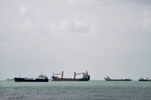 Der Iran gibt an, mit den USA verbundene Schiffe und Tanker angegriffen zu haben, während sich die Zusammenstöße in Hormus verschärfen