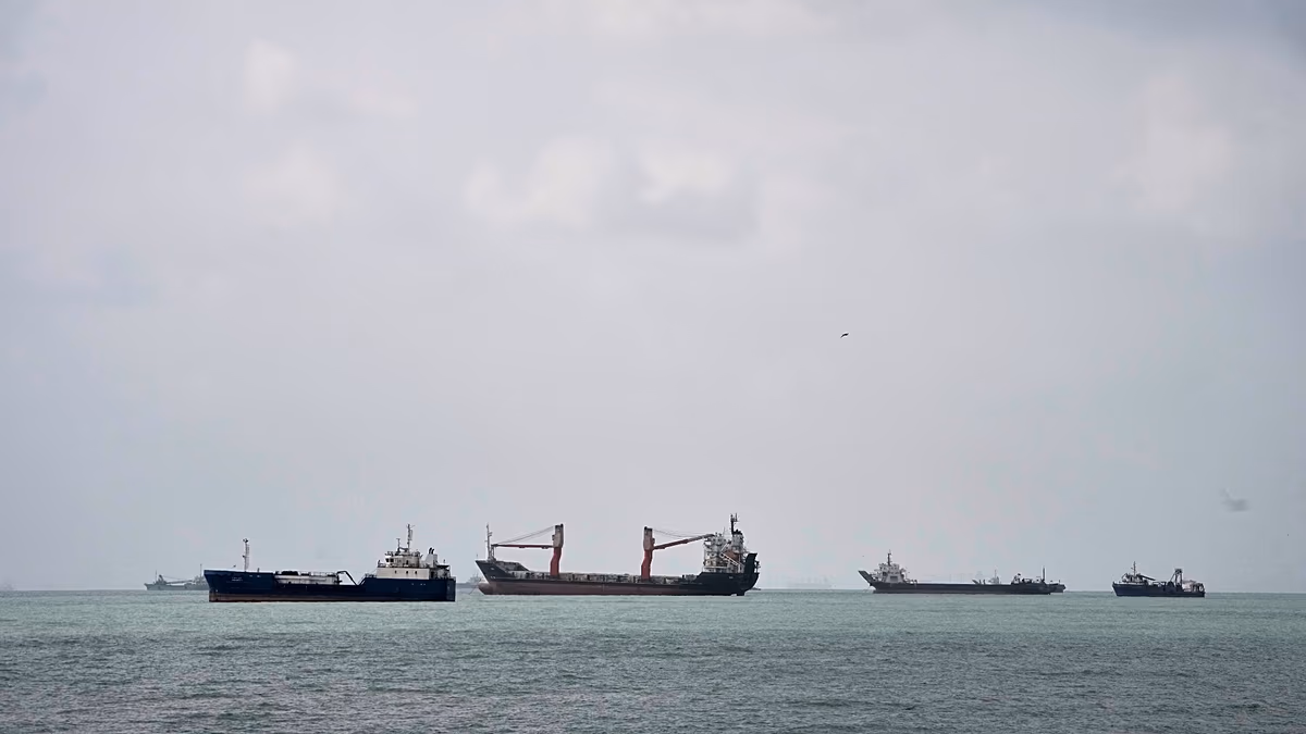 Der Iran gibt an, mit den USA verbundene Schiffe und Tanker angegriffen zu haben, während sich die Zusammenstöße in Hormus verschärfen