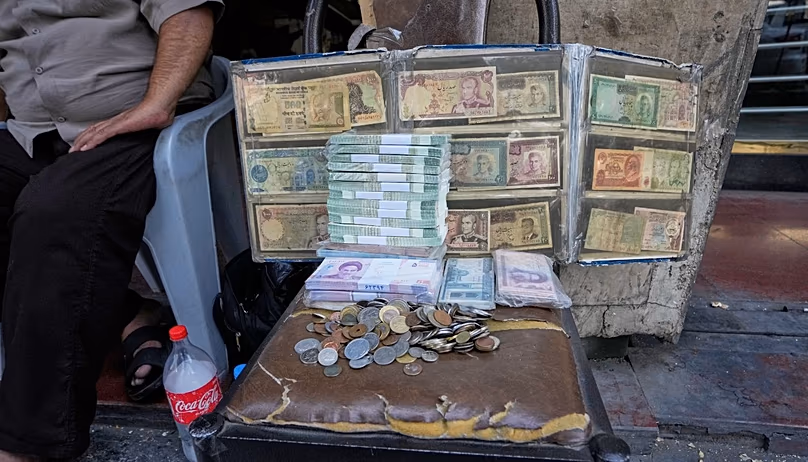 Aktuelle und vorrevolutionäre iranische Banknoten werden am Montag von einem Straßengeldwechsler am Ferdowsi-Platz, einem Knotenpunkt für den Devisenhandel in der Innenstadt von Teheran, Iran, ausgestellt.