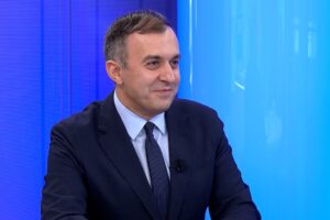 Der nächste EU-Haushalt sollte Migrationslösungen finanzieren, sagt der griechische Minister. Die EU muss dies tun "die passenden Ressourcen finden" finanzieren "innovativ" Griechenlands stellvertretender Außenminister Tasos Chatzivasileiou sagte gegenüber Europe Today, dass es Lösungen für die Migrationsherausforderungen des Blocks gebe, etwa Offshore-Rückführungszentren für Migranten. 22.09.2026
