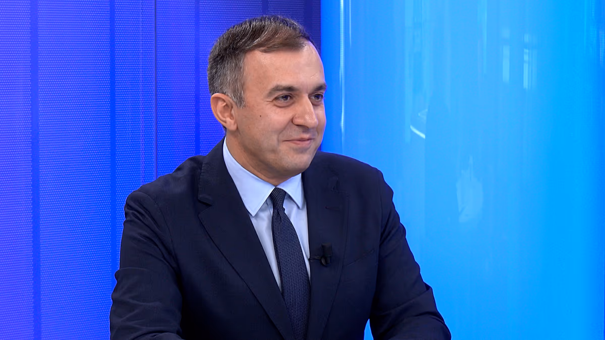 Der nächste EU-Haushalt sollte Migrationslösungen finanzieren, sagt der griechische Minister. Die EU muss dies tun "die passenden Ressourcen finden" finanzieren "innovativ" Griechenlands stellvertretender Außenminister Tasos Chatzivasileiou sagte gegenüber Europe Today, dass es Lösungen für die Migrationsherausforderungen des Blocks gebe, etwa Offshore-Rückführungszentren für Migranten. 22.09.2026