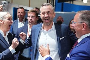 Die deutsche rechtsextreme AfD gewinnt in Sachsen-Anhalt mit einem Erdrutschsieg, verfehlt aber die Mehrheit