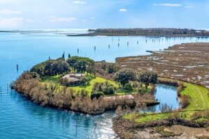 Diese private Insel in der Lagune von Venedig steht für 5,5 Millionen Euro zum Verkauf – und verfügt über eine Festung aus der Zeit Napoleons