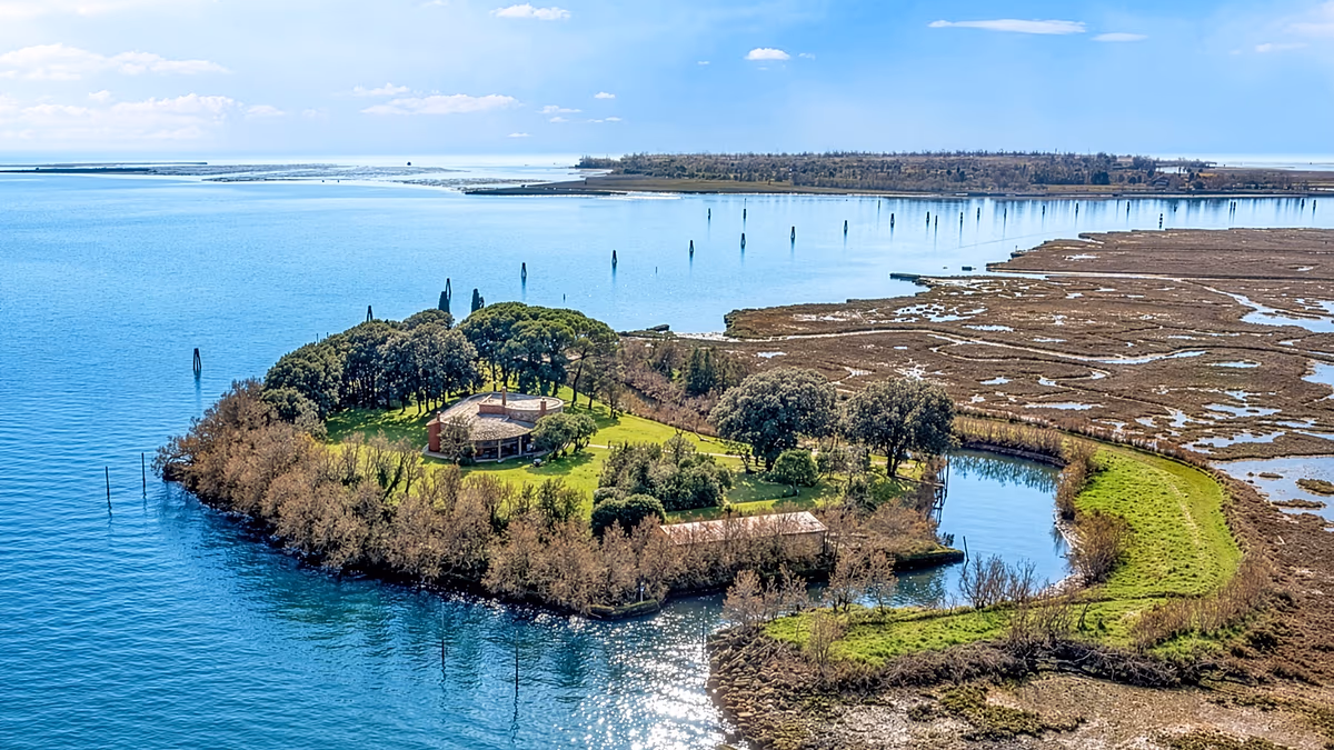 Diese private Insel in der Lagune von Venedig steht für 5,5 Millionen Euro zum Verkauf – und verfügt über eine Festung aus der Zeit Napoleons