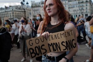 Frauenrechtlerinnen versammeln sich in Paris wegen eines Gesetzes gegen sexuelle Gewalt. Frauenrechtlerinnen versammeln sich vor dem französischen Justizministerium, während die Gesetzgeber mit der Prüfung eines Gesetzesvorschlags gegen sexuelle Gewalt beginnen. 09.09.2026