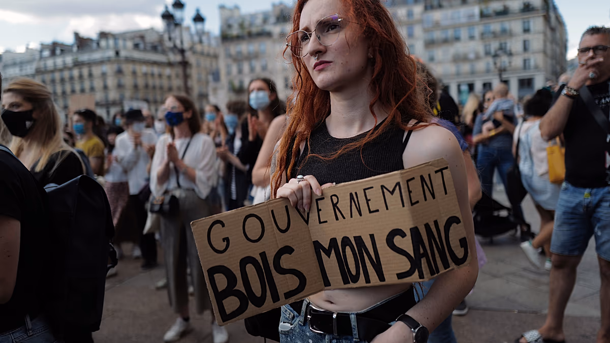 Frauenrechtlerinnen versammeln sich in Paris wegen eines Gesetzes gegen sexuelle Gewalt. Frauenrechtlerinnen versammeln sich vor dem französischen Justizministerium, während die Gesetzgeber mit der Prüfung eines Gesetzesvorschlags gegen sexuelle Gewalt beginnen. 09.09.2026