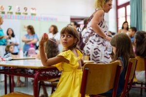 Griechische Eltern bereiten sich auf die Schulanfangssaison vor