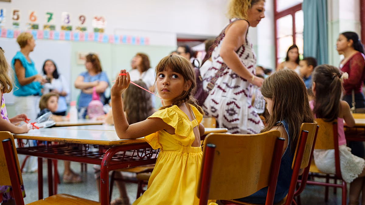 Griechische Eltern bereiten sich auf die Schulanfangssaison vor