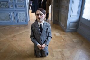 Hitler, Pferde und Tauben: Maurizio Cattelan erkundet Macht und Dunkelheit in der Berliner Ausstellung
