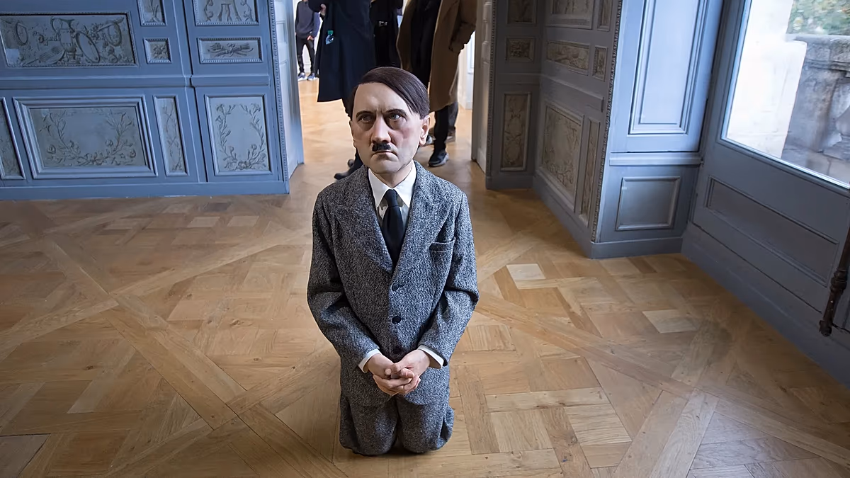 Hitler, Pferde und Tauben: Maurizio Cattelan erkundet Macht und Dunkelheit in der Berliner Ausstellung