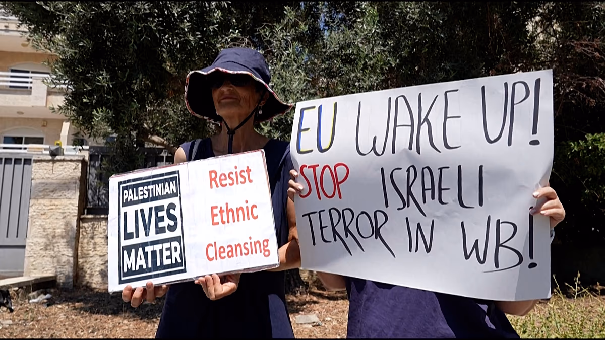Israelische Aktivisten protestieren vor EU-Büros in Jerusalem wegen Gaza-Krieg Rund ein Dutzend israelische Aktivisten versammelten sich am 28. August vor EU-Repräsentanzbüros in Ostjerusalem und forderten den Block auf, eine stärkere Position zum Krieg in Gaza einzunehmen. 28.08.2026