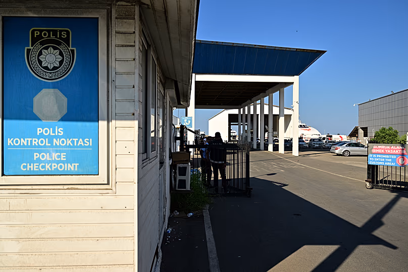 Polizeibeamte bewachen die Einfahrt zum Hafen von Kyrenia im türkisch besetzten Nordteil Zyperns, 30. August 2026