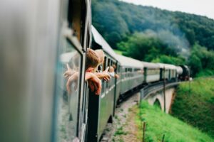 Kinderermäßigungen und Spielbereiche: Die europäischen Länder, in denen Bahnreisen ein Traum für Familien sind