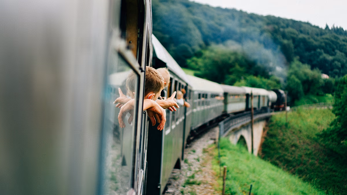 Kinderermäßigungen und Spielbereiche: Die europäischen Länder, in denen Bahnreisen ein Traum für Familien sind