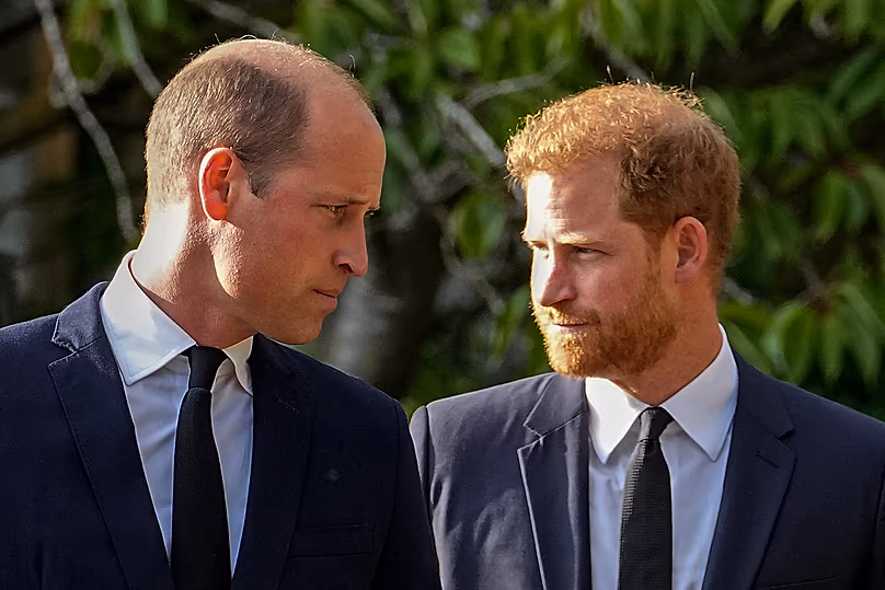 Der britische Prinz William und der britische Prinz Harry gehen nebeneinander, nachdem sie vor Windsor Castle die Blumengebete für die verstorbene Königin Elizabeth II. gesehen haben.