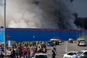 Lagerhaus brennt in der Nähe von St. Petersburg, während die Ukraine Ozon-Standorte im Visier hat Feuerwehrleute haben einen Brand in einem Logistikzentrum neben einer Ozon-Anlage am Stadtrand von St. Petersburg bekämpft, als die Ukraine ankündigte, dass sie ihre Drohnenkampagne gegen russische E-Commerce-Lagerhäuser ausweitet. 24.08.2026