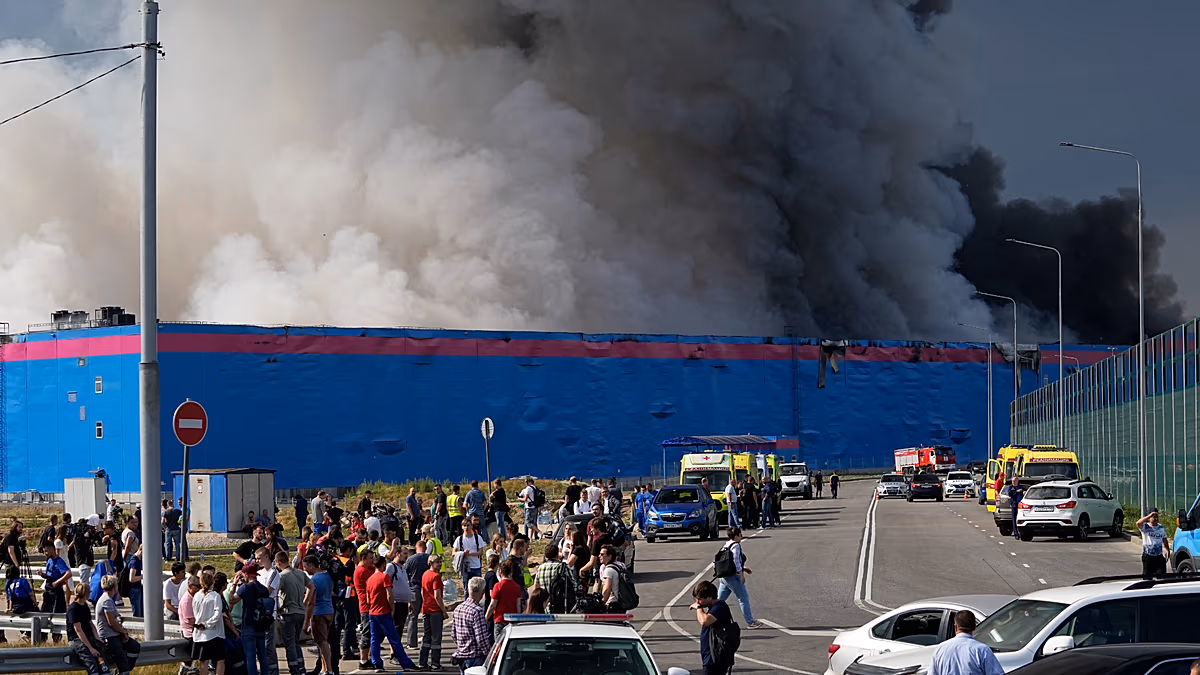 Lagerhaus brennt in der Nähe von St. Petersburg, während die Ukraine Ozon-Standorte im Visier hat Feuerwehrleute haben einen Brand in einem Logistikzentrum neben einer Ozon-Anlage am Stadtrand von St. Petersburg bekämpft, als die Ukraine ankündigte, dass sie ihre Drohnenkampagne gegen russische E-Commerce-Lagerhäuser ausweitet. 24.08.2026