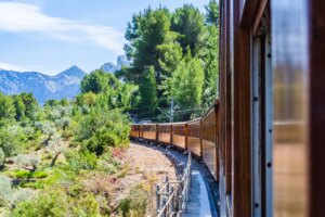 Laubschnuppern mit der Bahn: Europas schönste Zugreisen im Herbst