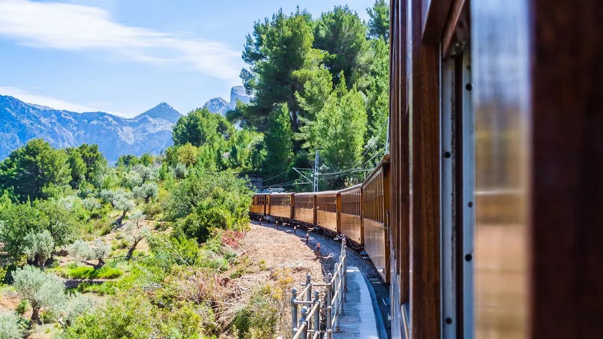 Laubschnuppern mit der Bahn: Europas schönste Zugreisen im Herbst