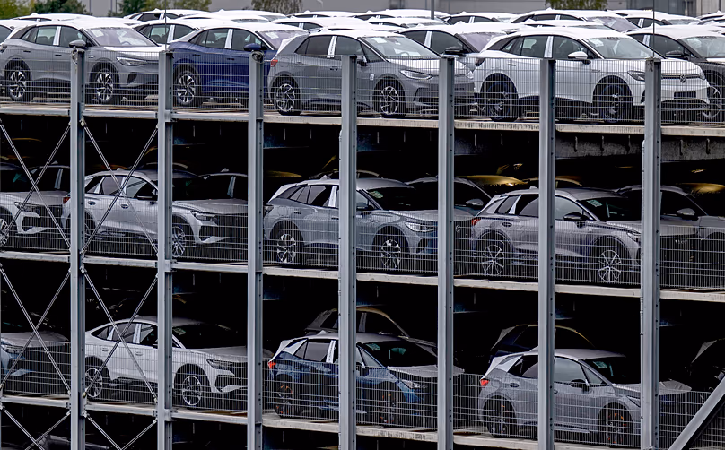 DATEI. Von Volkswagen Sachsen produzierte Elektrofahrzeuge parken am 14. September 2023 auf dem Werksgelände in Zwickau