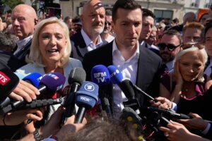 Le Pen startet Präsidentschaftswahlkampf inmitten von Spannungen in der Partei