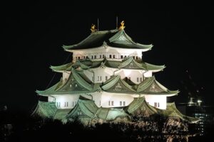 Mehr als 1.000 Freiwillige bringen die historische Burg in Japan an ihren ursprünglichen Standort zurück. Mehr als 1.000 Freiwillige ziehen Japans Burg Hirosaki nach einem Jahrzehnt der Renovierungsarbeiten am 400 Jahre alten Bergfried an ihren ursprünglichen Standort in Aomori zurück. 26.08.2026
