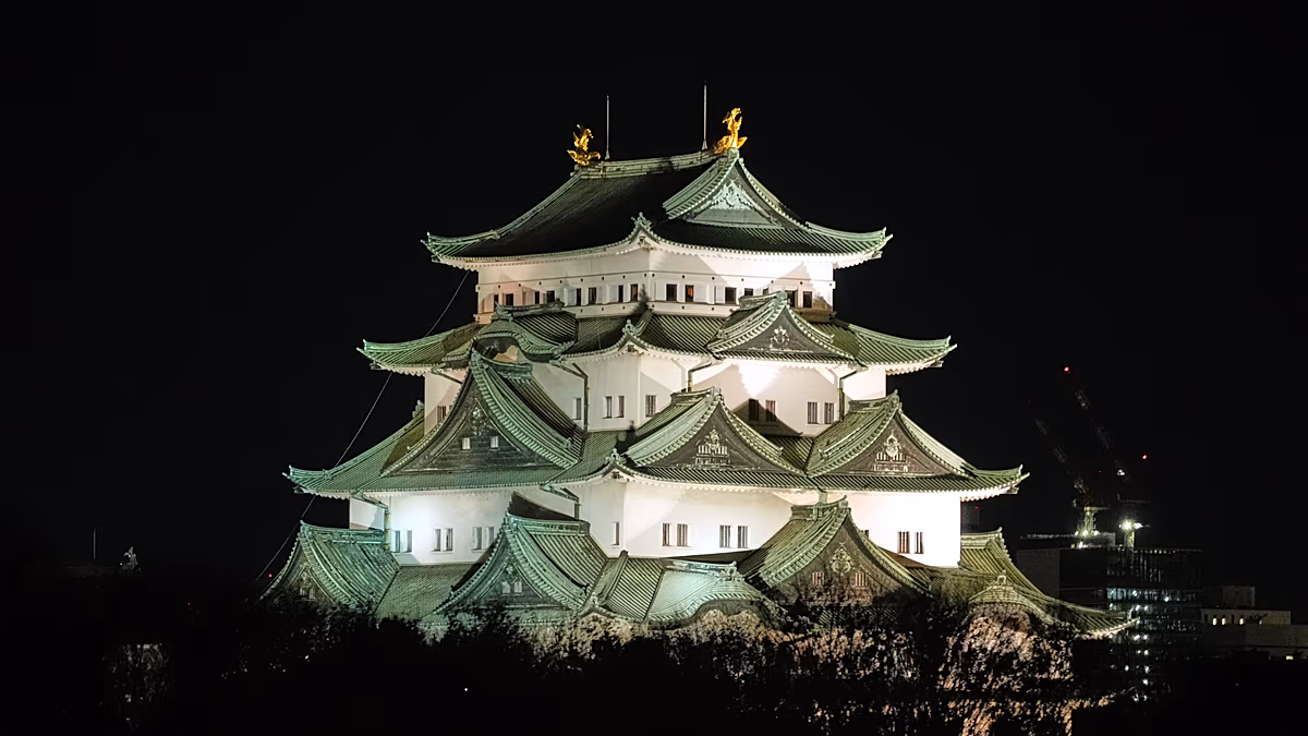 Mehr als 1.000 Freiwillige bringen die historische Burg in Japan an ihren ursprünglichen Standort zurück. Mehr als 1.000 Freiwillige ziehen Japans Burg Hirosaki nach einem Jahrzehnt der Renovierungsarbeiten am 400 Jahre alten Bergfried an ihren ursprünglichen Standort in Aomori zurück. 26.08.2026