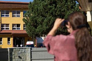Nach Angaben von Rettungskräften sind bei einem Angriff auf eine Schule in der Slowakei ein Toter und zwei Verletzte zu beklagen