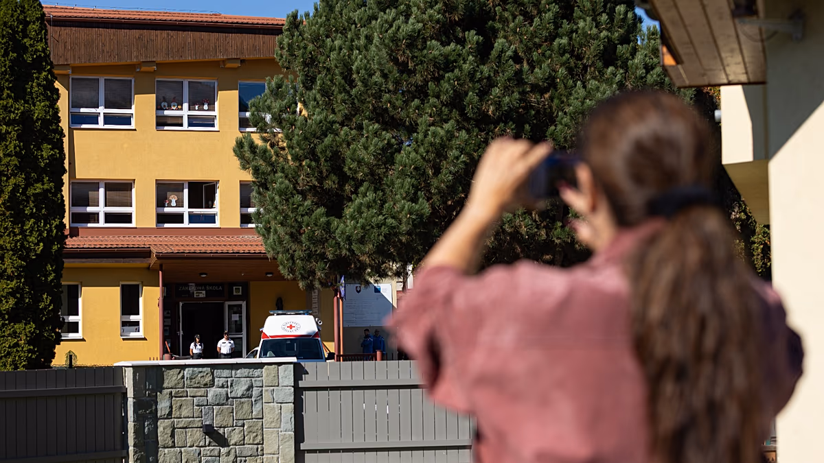 Nach Angaben von Rettungskräften sind bei einem Angriff auf eine Schule in der Slowakei ein Toter und zwei Verletzte zu beklagen