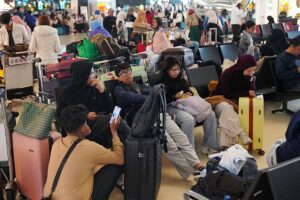 Nach dem Ausbruch des Anak Krakatau herrscht in Indonesien ein Flugchaos für Passagiere. Passagiere stehen am Flughafen in Indonesien Schlange für Rückerstattungen, da der Anak Krakatau acht Flughäfen schließt, 2.300 Flüge annulliert und über 268.000 Reisende festsitzt. 07.09.2026