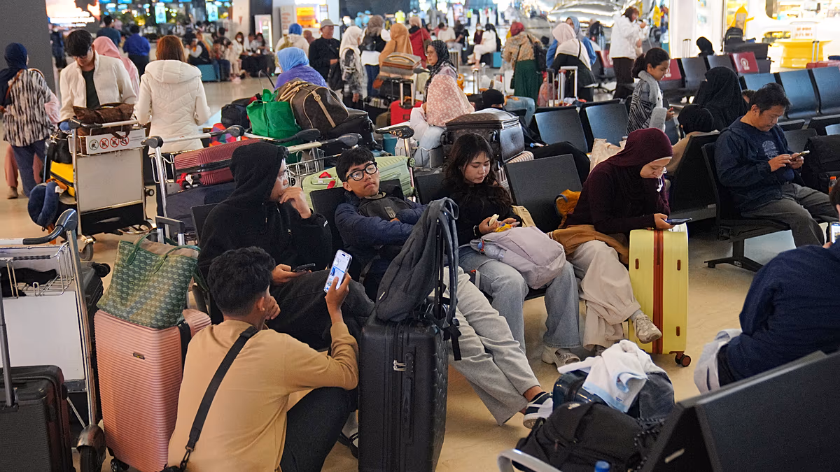 Nach dem Ausbruch des Anak Krakatau herrscht in Indonesien ein Flugchaos für Passagiere. Passagiere stehen am Flughafen in Indonesien Schlange für Rückerstattungen, da der Anak Krakatau acht Flughäfen schließt, 2.300 Flüge annulliert und über 268.000 Reisende festsitzt. 07.09.2026