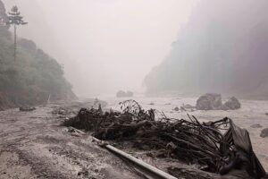 Nach den katastrophalen Überschwemmungen und Erdrutschen in Nuwakot in Nepal bleiben Hunderte noch immer vermisst. Gemeinden entlang des nepalesischen Trishuli-Flusses sind mit katastrophalen Schäden konfrontiert, Hunderte fehlen und zerstören Brücken, während Hubschrauber losrennen, um die Verletzten zu evakuieren. 28.08.2026