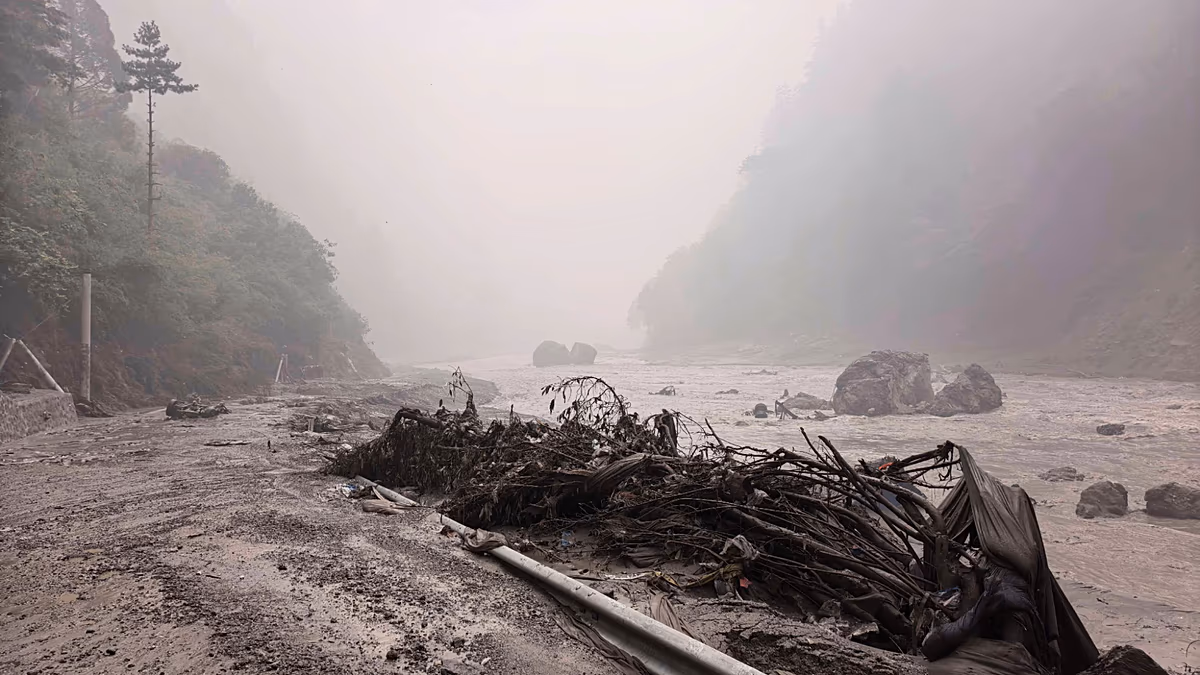 Nach den katastrophalen Überschwemmungen und Erdrutschen in Nuwakot in Nepal bleiben Hunderte noch immer vermisst. Gemeinden entlang des nepalesischen Trishuli-Flusses sind mit katastrophalen Schäden konfrontiert, Hunderte fehlen und zerstören Brücken, während Hubschrauber losrennen, um die Verletzten zu evakuieren. 28.08.2026