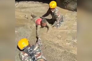 Nepal: Armee rettet Hunderte, während die Diaspora um ihr Leben trauert. Die nepalesische Armee rettet Hunderte aus einem überfluteten Wasserkrafttunnel, da mehr als 1.500 weiterhin vermisst werden, während die nepalesische Diaspora in New York Mahnwachen abhält. 28.08.2026