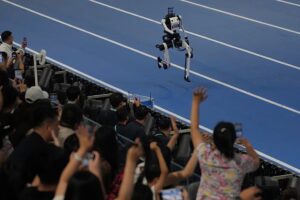 Pekinger Roboterspiele: Humanoide messen sich mit Sprints, Fußball und Tai Chi. Mehr als 2.000 Roboter treten bei den Pekinger Roboterspielen in Rennen, Fußball und Tai Chi gegeneinander an und testen die Bewegung und Stabilität humanoider Maschinen. 24.08.2026