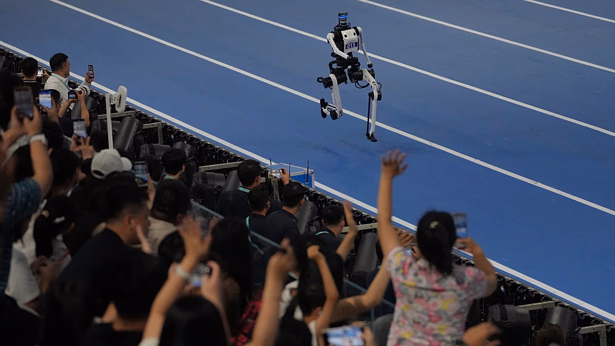 Pekinger Roboterspiele: Humanoide messen sich mit Sprints, Fußball und Tai Chi. Mehr als 2.000 Roboter treten bei den Pekinger Roboterspielen in Rennen, Fußball und Tai Chi gegeneinander an und testen die Bewegung und Stabilität humanoider Maschinen. 24.08.2026