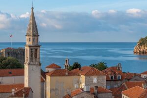 Reiseführer für Budva: Wie Montenegros schillernde Riviera-Stadt Europa erobert