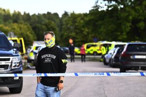 Schweden versucht, Angriffe auf eine Schule zu verhindern, nachdem in Fagersta bei einem Schwertangriff eine Person getötet wurde